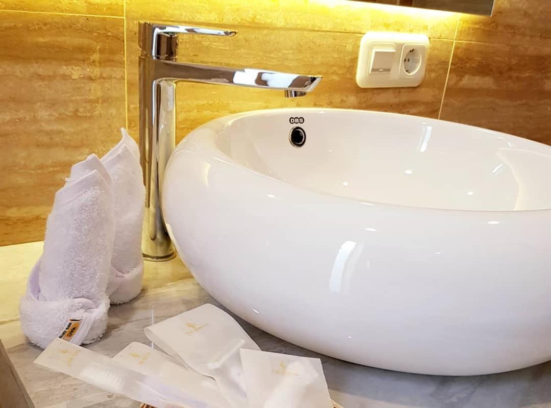 The Edicha Bed & Breakfast โลวินา ภายนอก รูปภาพ